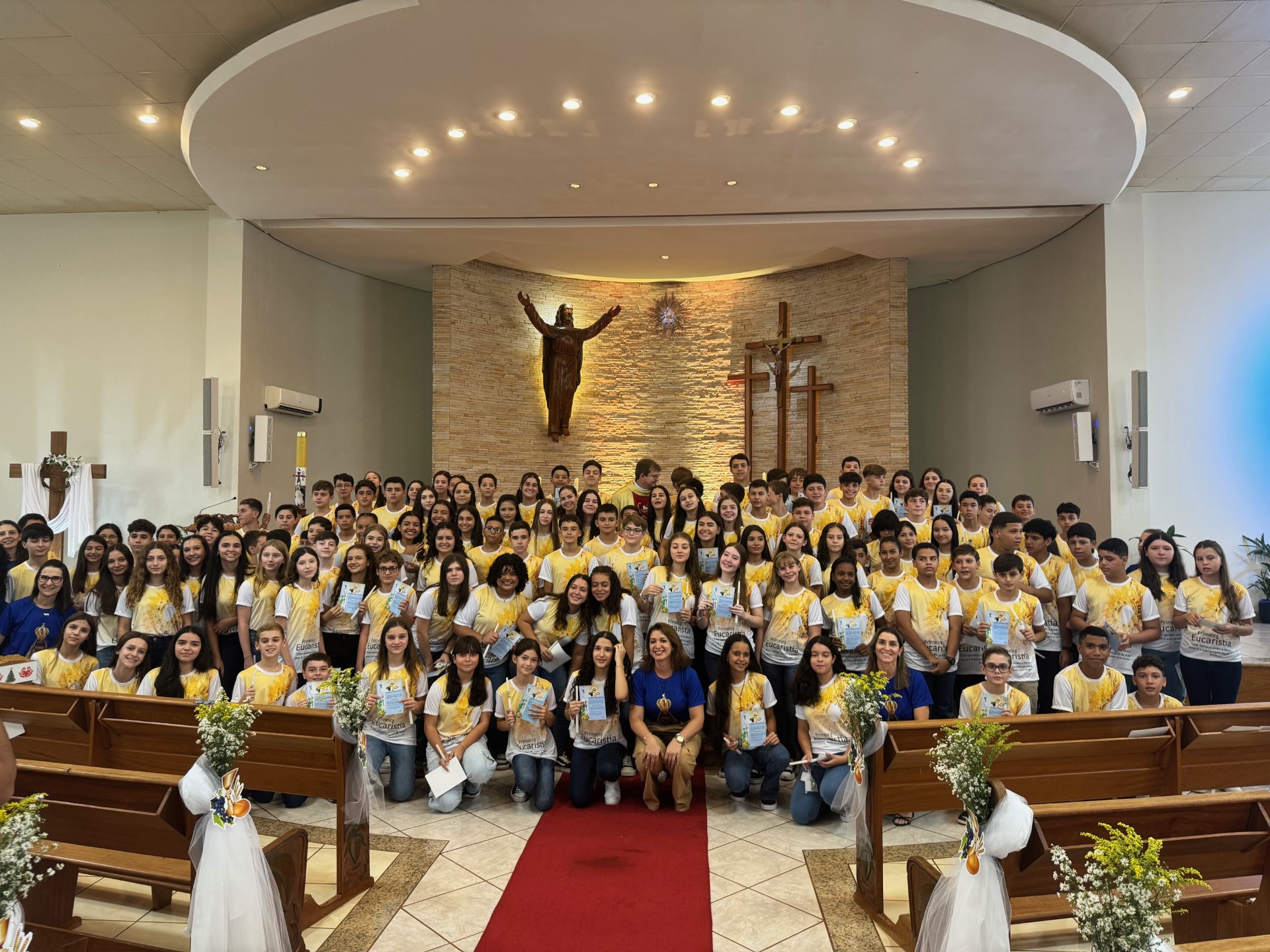 Turma de adolescentes que fizeram hoje a Primeira Eucaristia (Foto Hosana de Lourdes)
