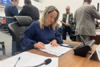 Deputada assinando documento para encaminhar ao governo. (Foto: Assessoria)