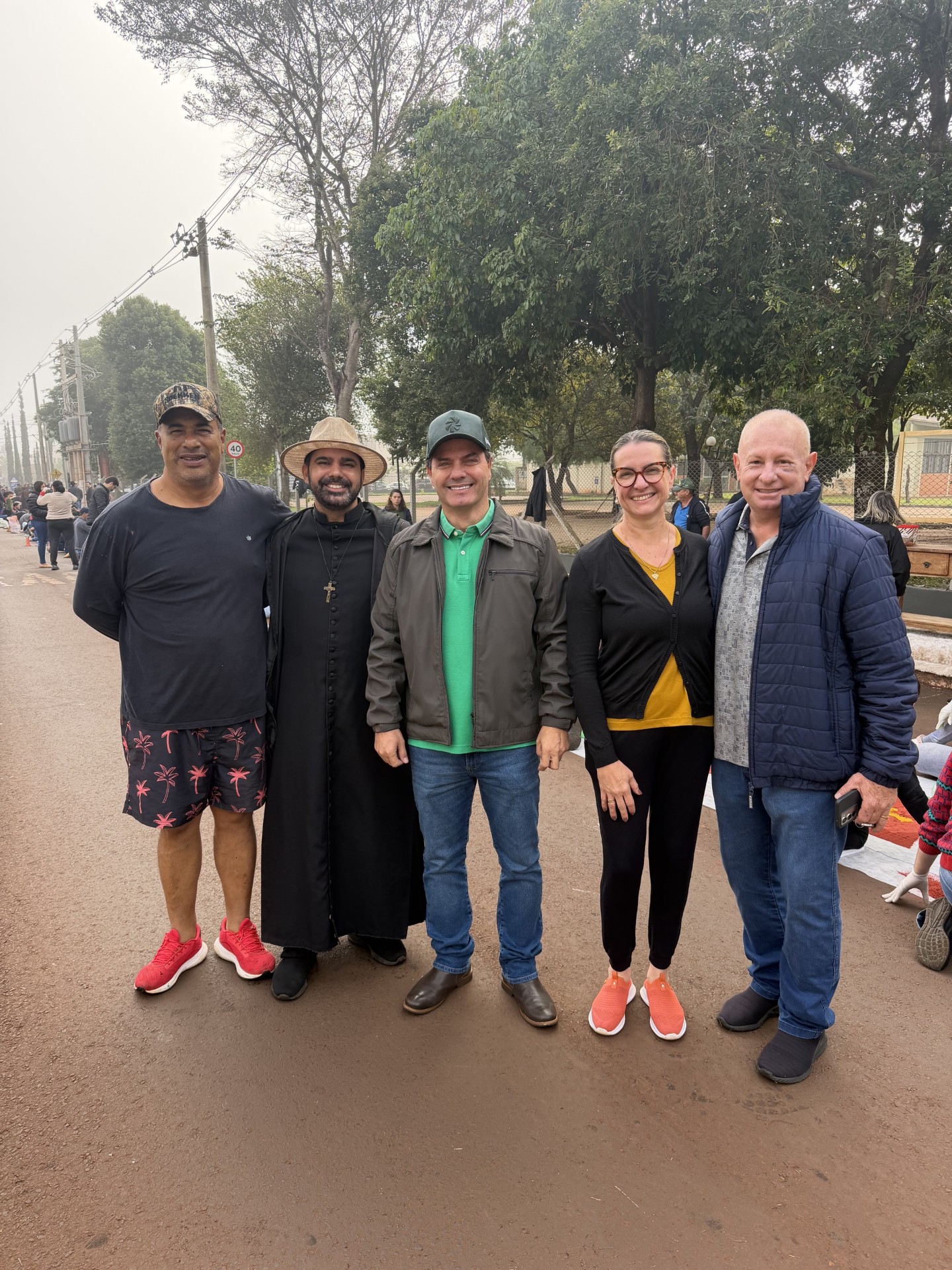 Prefeito Marcos Calderan, Orlando, Padre Leonardo  o casal Silvana e Perosa (Foto Hosana de Lourdes)