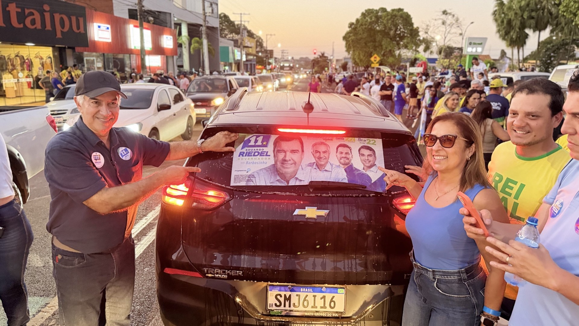 Candidato ao senado adesivando neste domingo em Maracaju (Tati Patric)