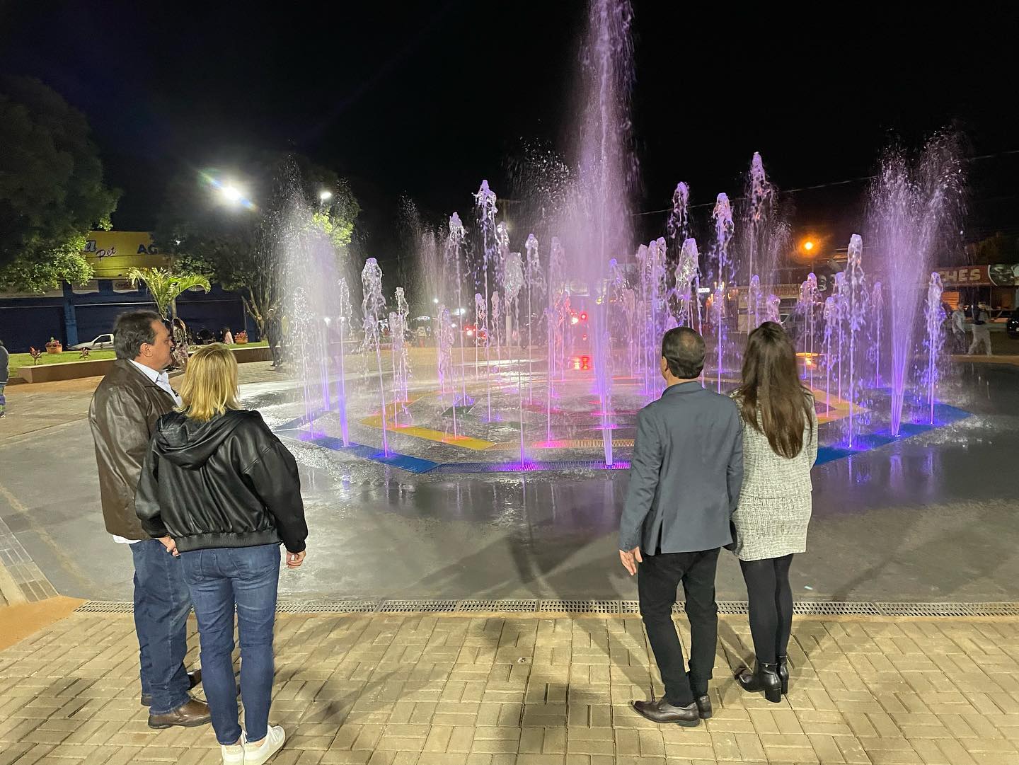 autoridades apreciando a fonte da praça - Foto Hosana de Lourdes