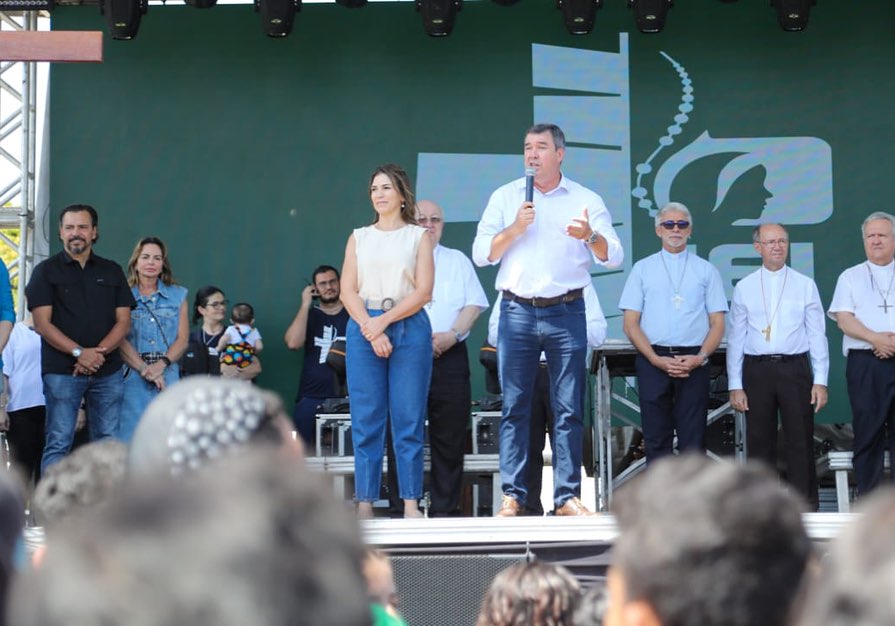 O governador Eduardo Riedel durante o evento religioso   (Foto Assessoria)