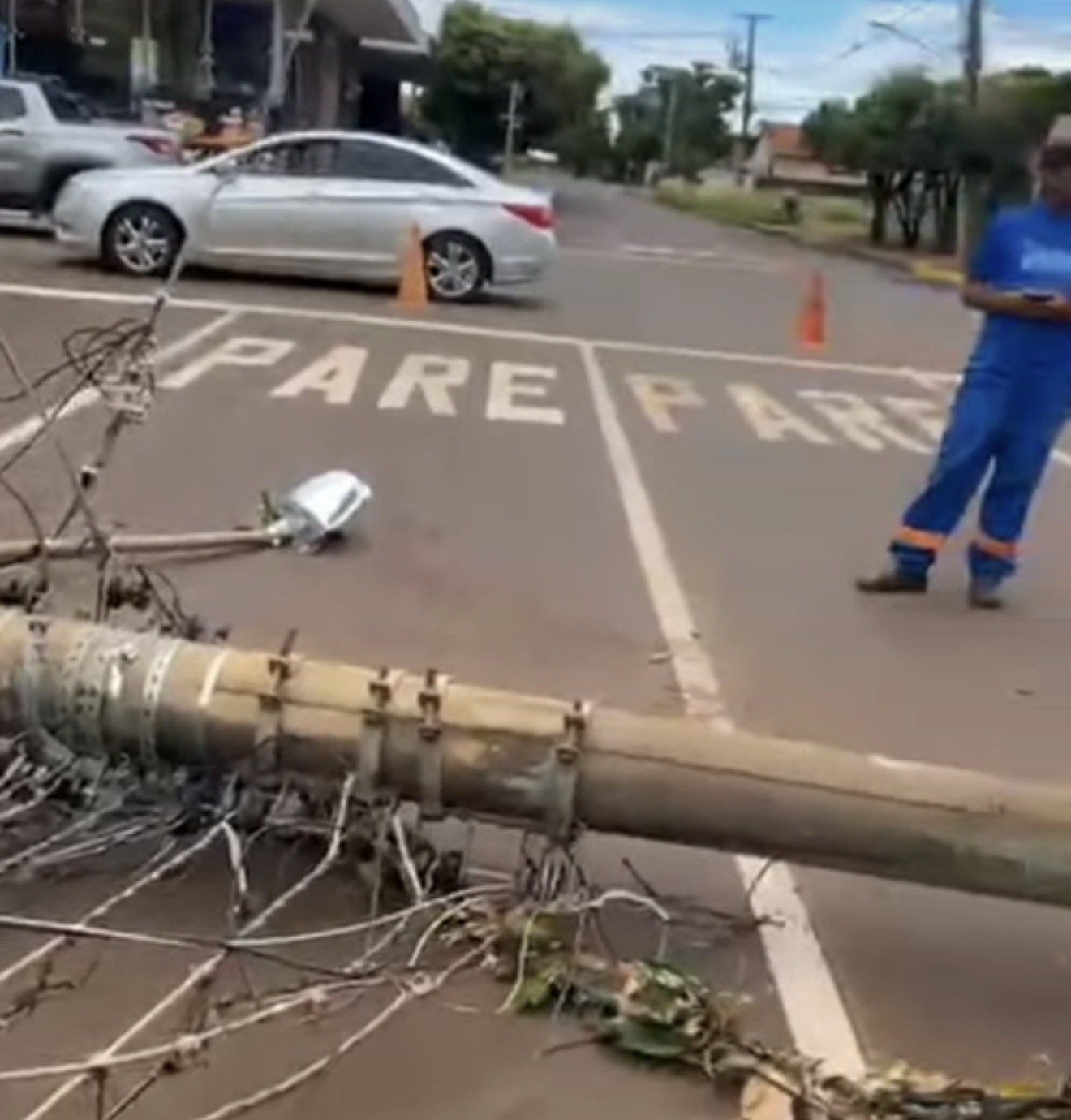 Dourados: ventos de até 100 km/h causam destruição; equipes da Prefeitura estão nas ruas