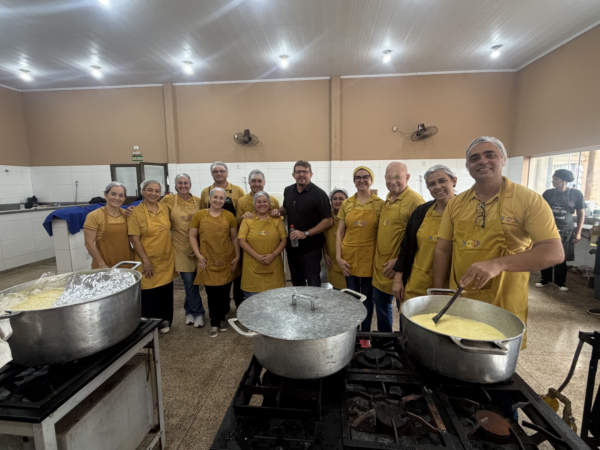 Equipes de Nossa Senhora da Paroquia Nossa Senhora Aparecida na cozinha dando sua parcela de contribuição (Foto Hosana de Lourdes)