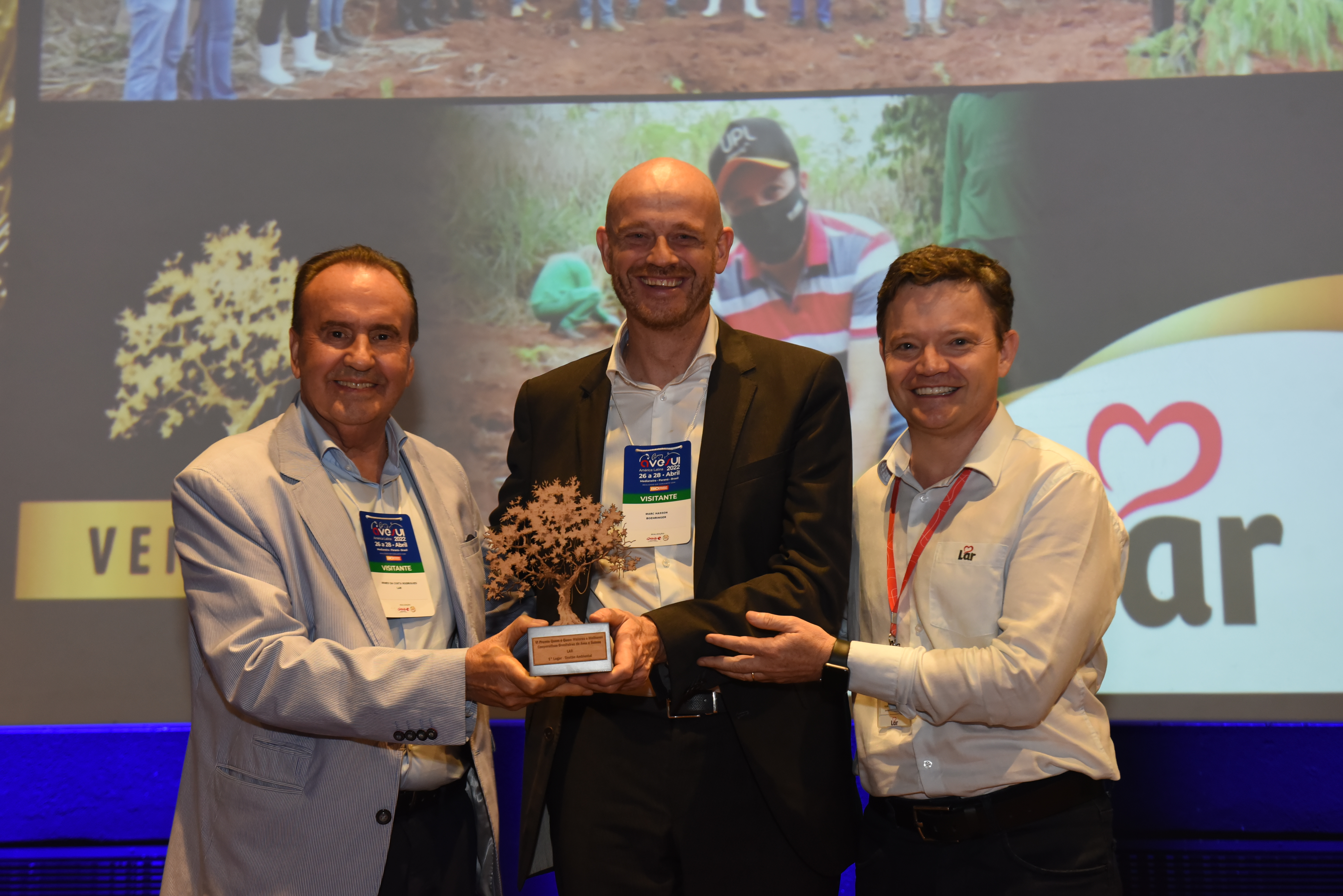 5302 - Ao centro Marc Hasson, presidente da Boehringer do Brasil, entregou o prêmio da categoria Gestão Ambiental para o diretor-presidente da Lar, Irineo da Costa Rodrigues e o superintendente Clédio Marschall. 