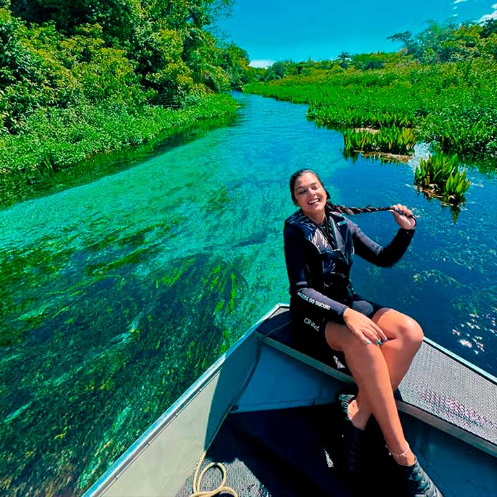 A turista visitando Bonito              (Foto: Barra do Sucuri)