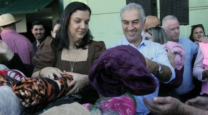 Governador ao lado da primeira-dama, Fátima Azambuja, durante entrega de cobertores (Foto: Chico Ribeiro)