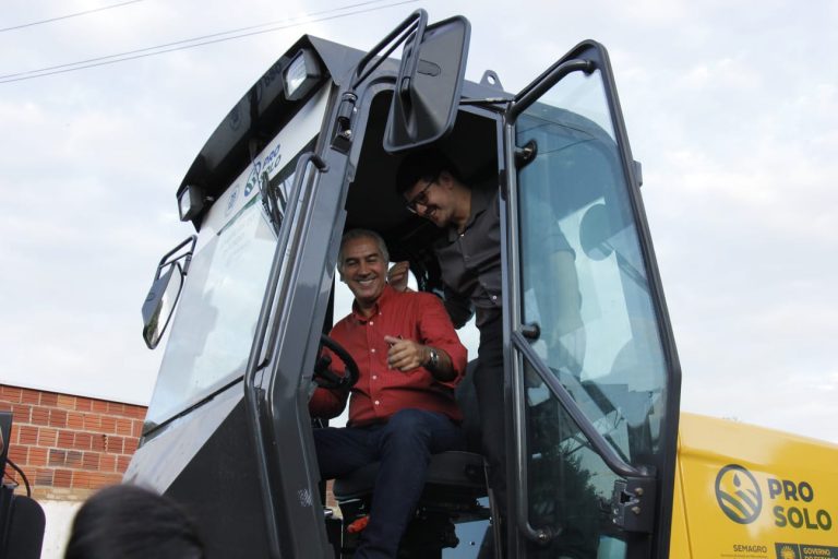 Governador fez entrega também de maquinários para Aparecida do Taboado