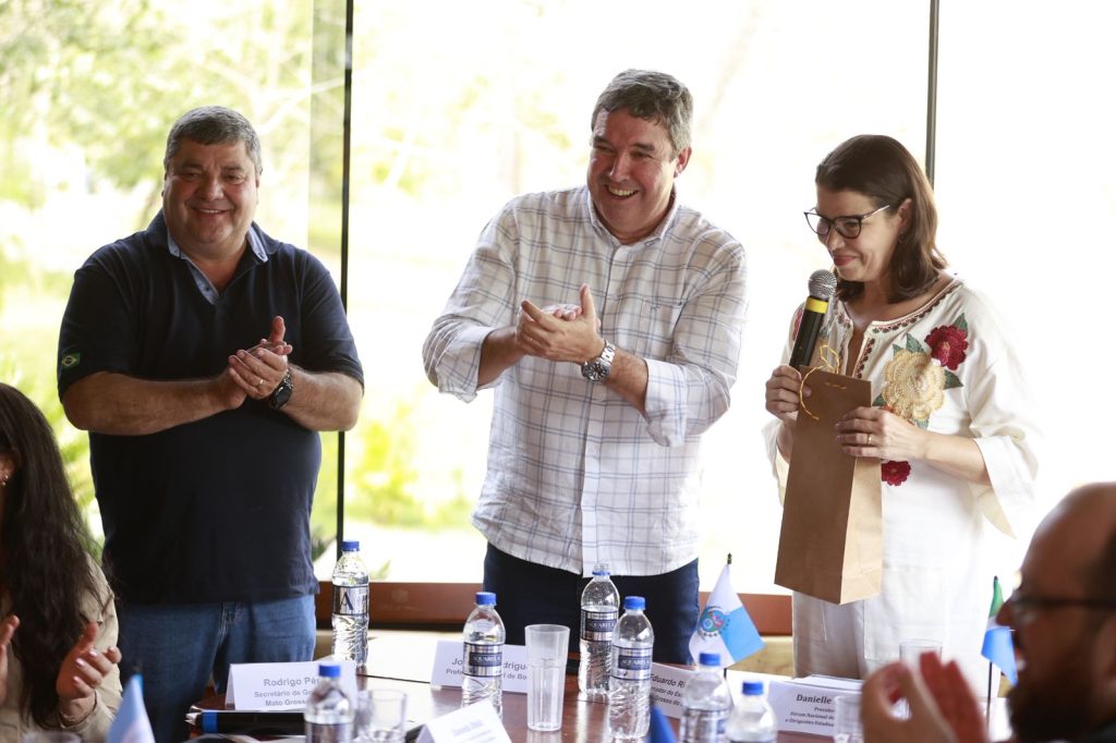 Governador Eduardo Riedel e o prefeito Josmail de Bonito durante Fórum em Bonito