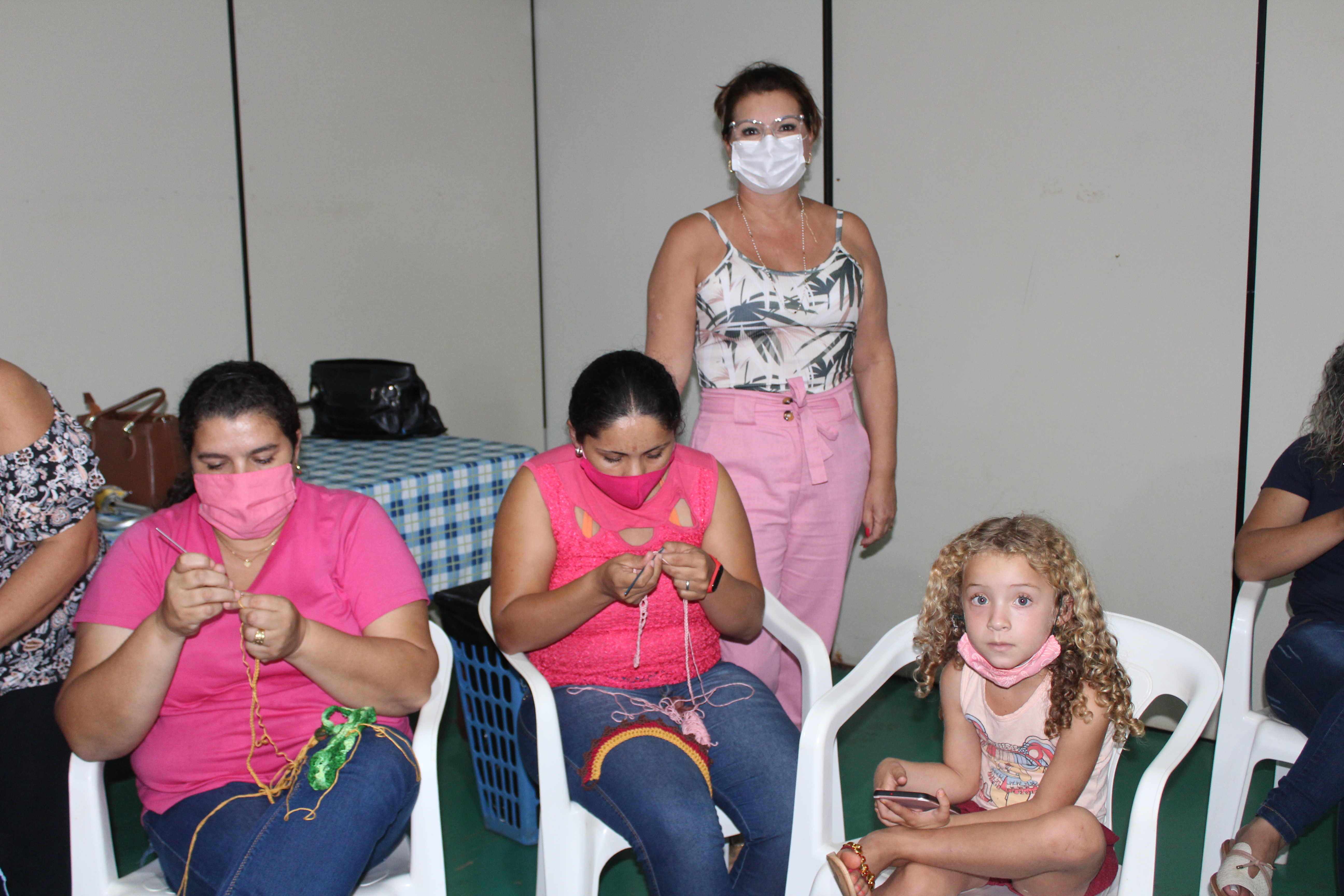 Meire Calderan com uma equipe de mulheres no curso de crochê - Foto Hosana de Lourdes