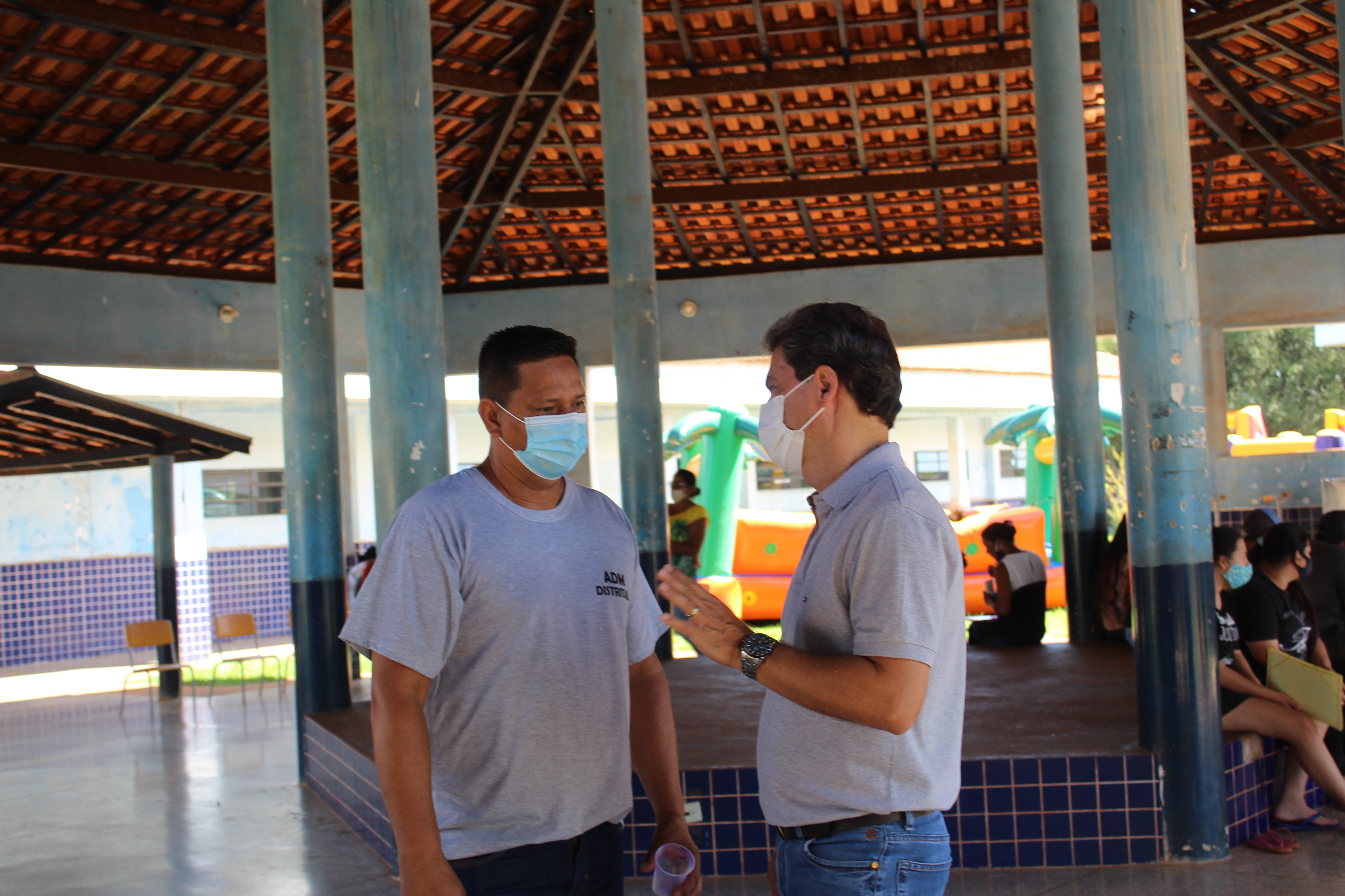 O administrador represente Sydney Ramires e o prefeito Marcos Calderan (PSDB) durante a ação social no distrito de Vista Alegre - Foto Hosana de Lourdes