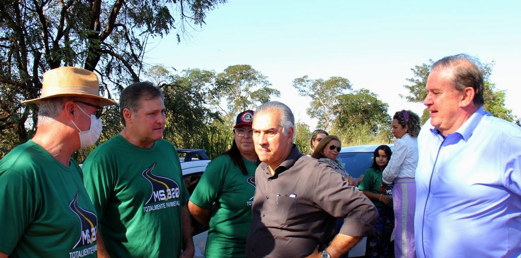 Governador Reinaldo Azambuja e secretário Eduardo Rocha (Governo) conversam com José Luiz outros produtores rurais da MS-320