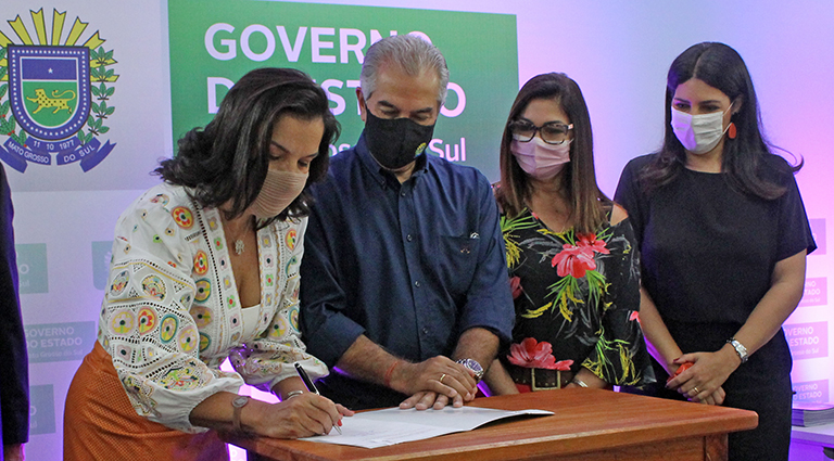 Primeira-dama Fátima Azambuja assina decreto como testemunha, ao lado do governador Reinaldo Azambuja, da deputada federal Bia Cavassa e da subsecretária Luciana Azambuja