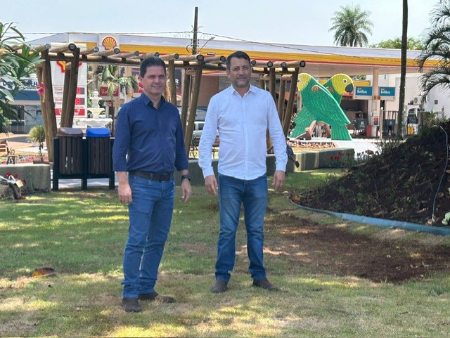 Prefeito Marcos Calderan (PSDB), vereador Oseias Enfermeiro durante visita na Rotat&oacute;ria da Figueira em Maracaju (foto Hosana de Lourdes) 