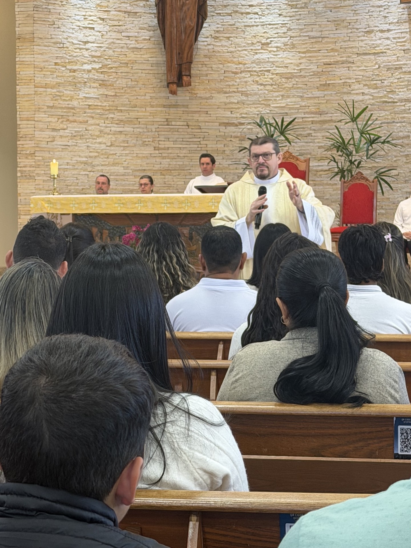 Padre Júnior durante a celebração da Santa Missa Hoje (Hosana de Lourdes)