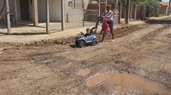 Dona Josefa relata o sofrimento que é morar na rua cheia de buracos e barro