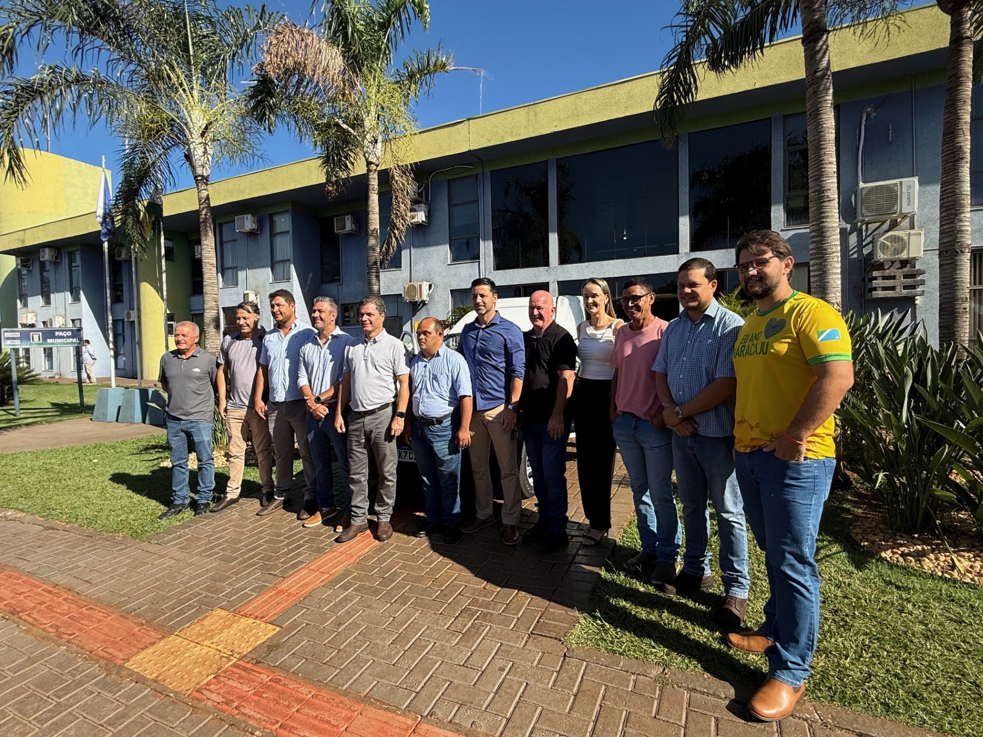 Autoridades durante a entrega do ve&iacute;culo (Foto Hosana de Lourdes)