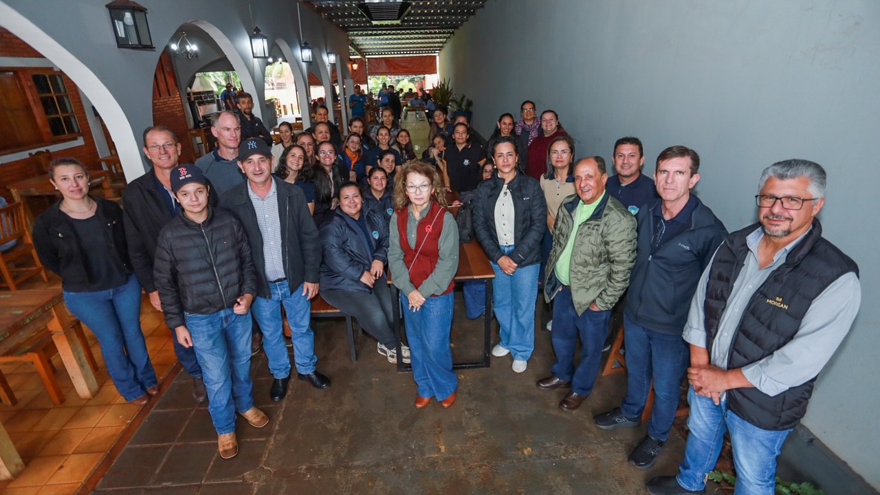 Foto Assessoria - Comitiva de Paraguaios que conheceram escola municipal João Batistaa Lino Braga