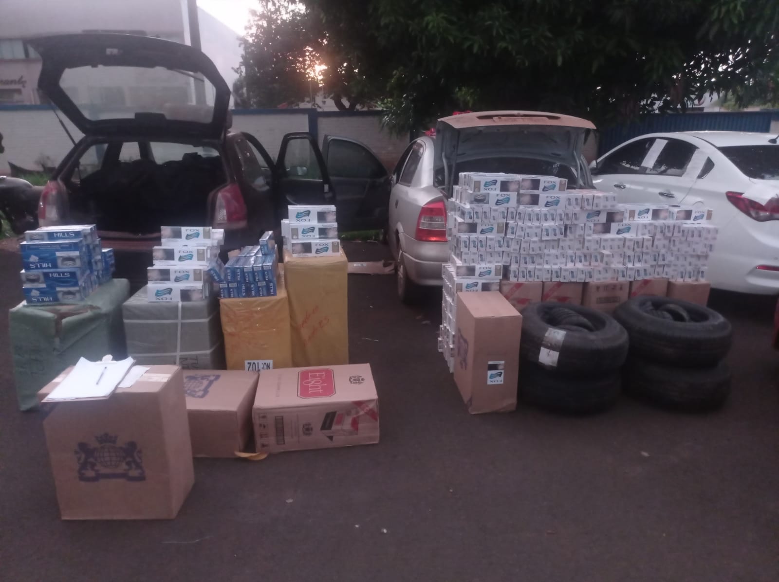 Em bloqueio, polícia descobre veículos carregados com cigarros contrabandeados e mercadorias