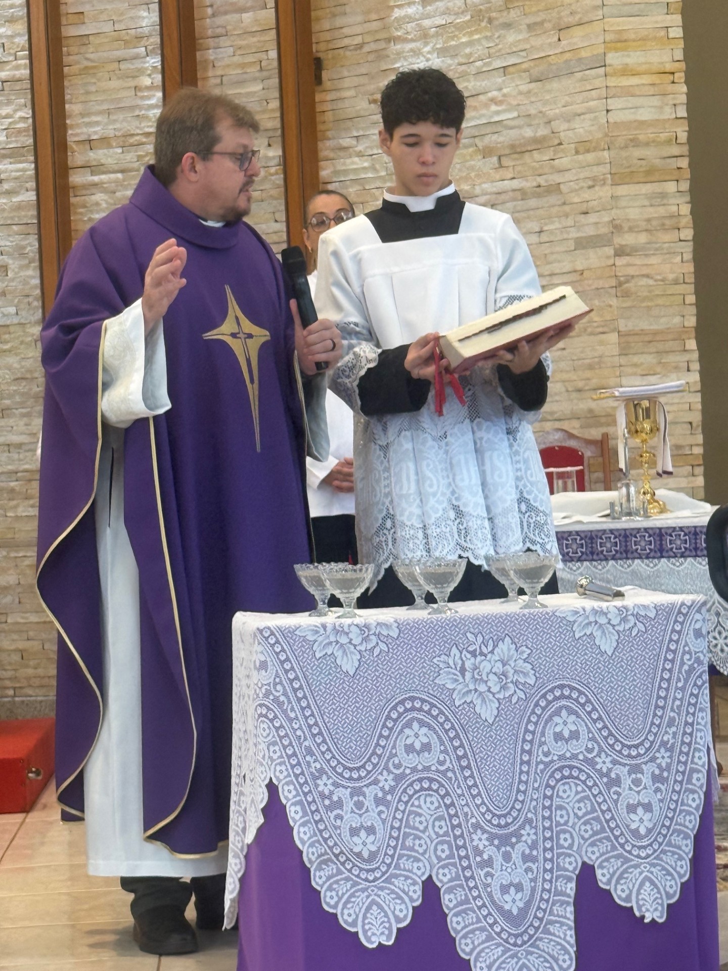 Padre J&uacute;nior durante a celebra&ccedil;&atilde;o aben&ccedil;oando as cinzas (Foto Hosana de Lourdes)
