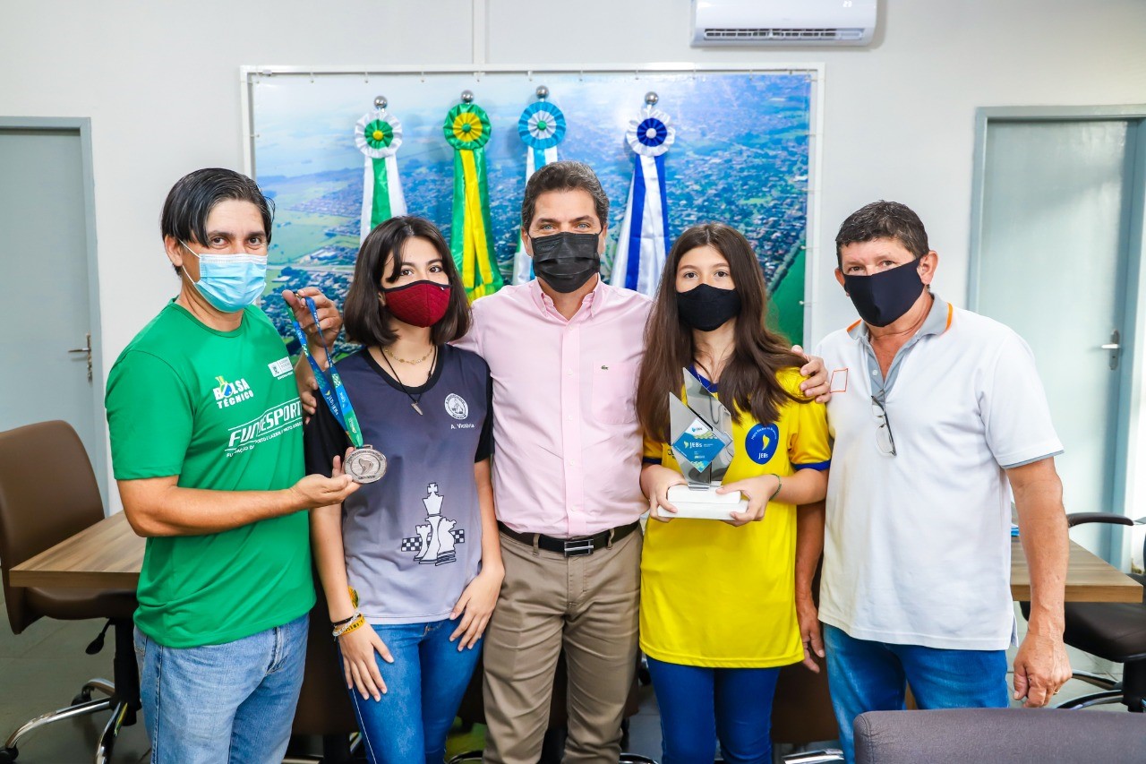 Prefeito Marcos Calderan recebeu as atletas na tarde de hoje - Foto Assessoria