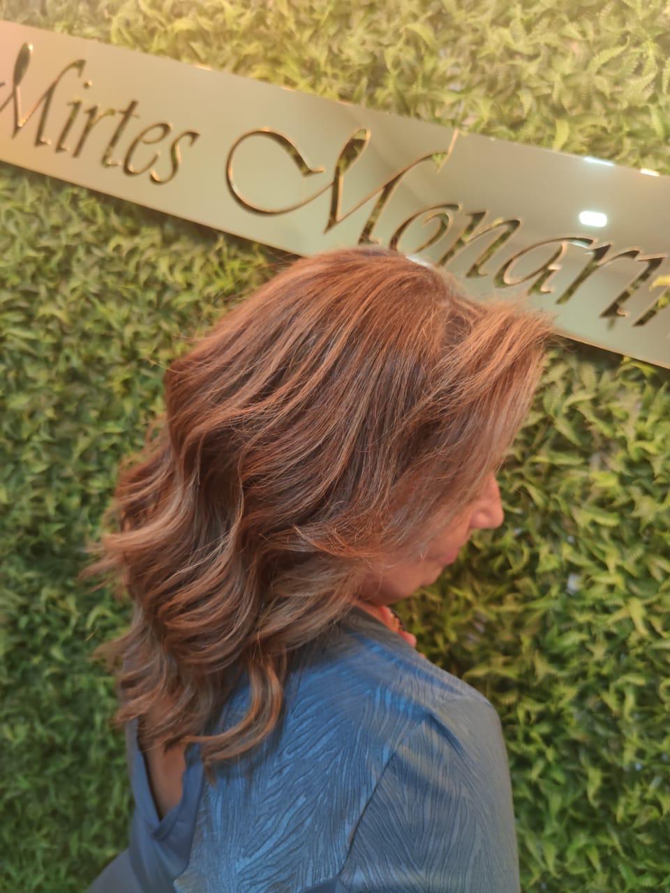Cabelo da cliente após mechas e tratamento realizado - Foto Assessoria