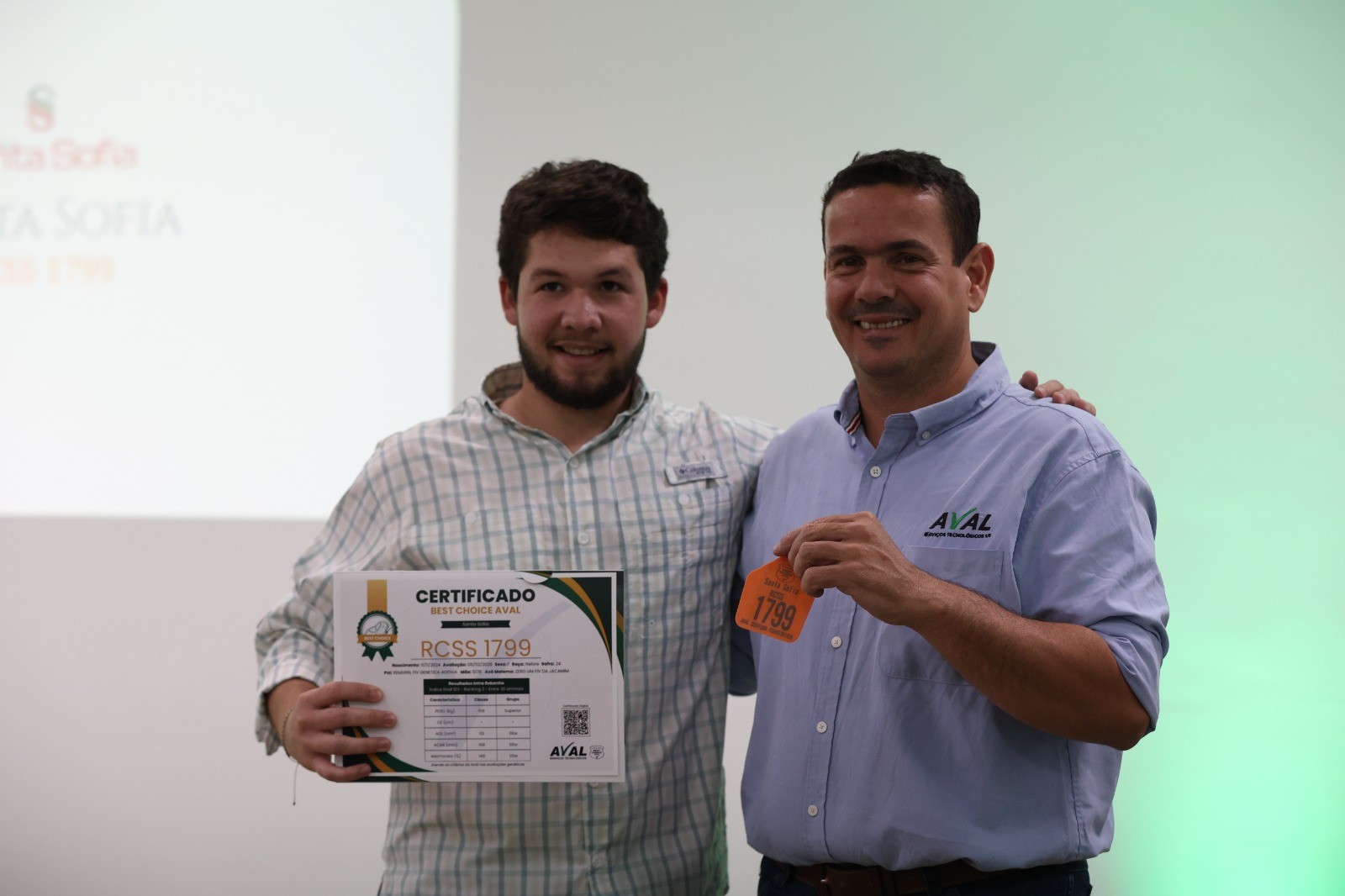 Legenda: Davi Caminha da Agropecuária Santa Sofia recebendo o Certificado The Best Choice Aval 2026