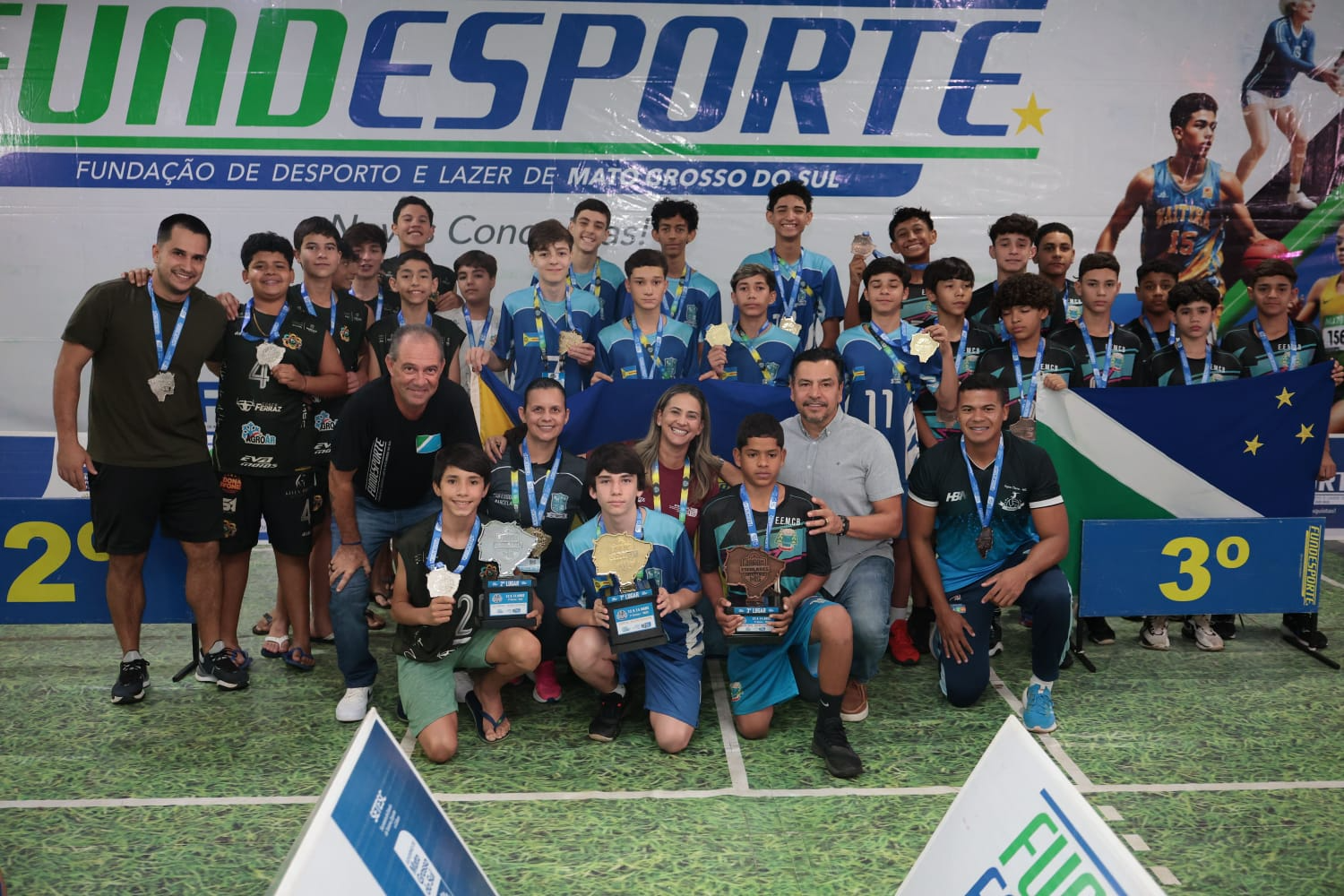 Recebendo o trofeu a equipe de Maracaju (assessoria)