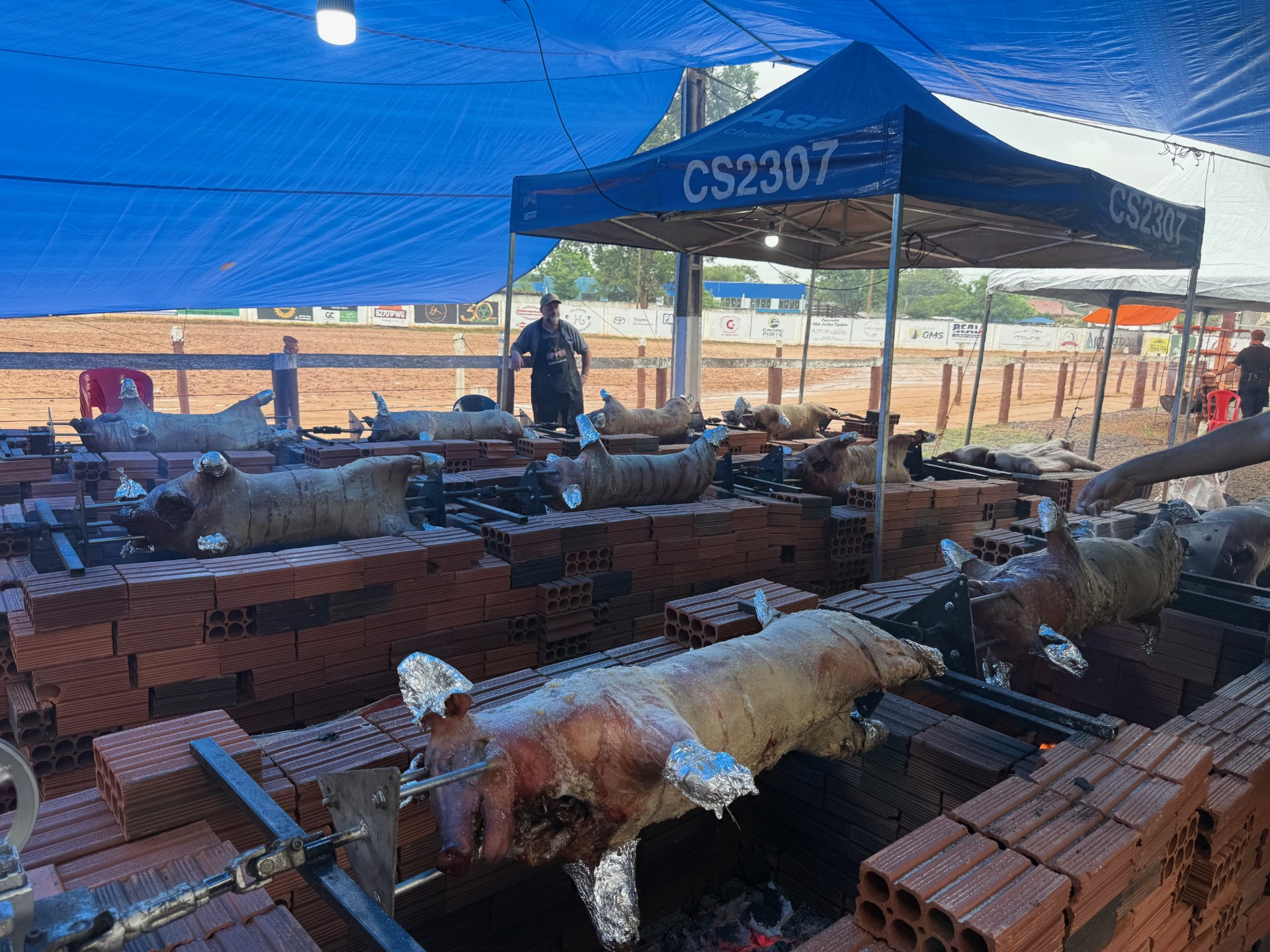 AJF de Toledo no Paraná é responsável por assar 10 porcos para o almoço de hoje (Hosana de Lourdes)   
