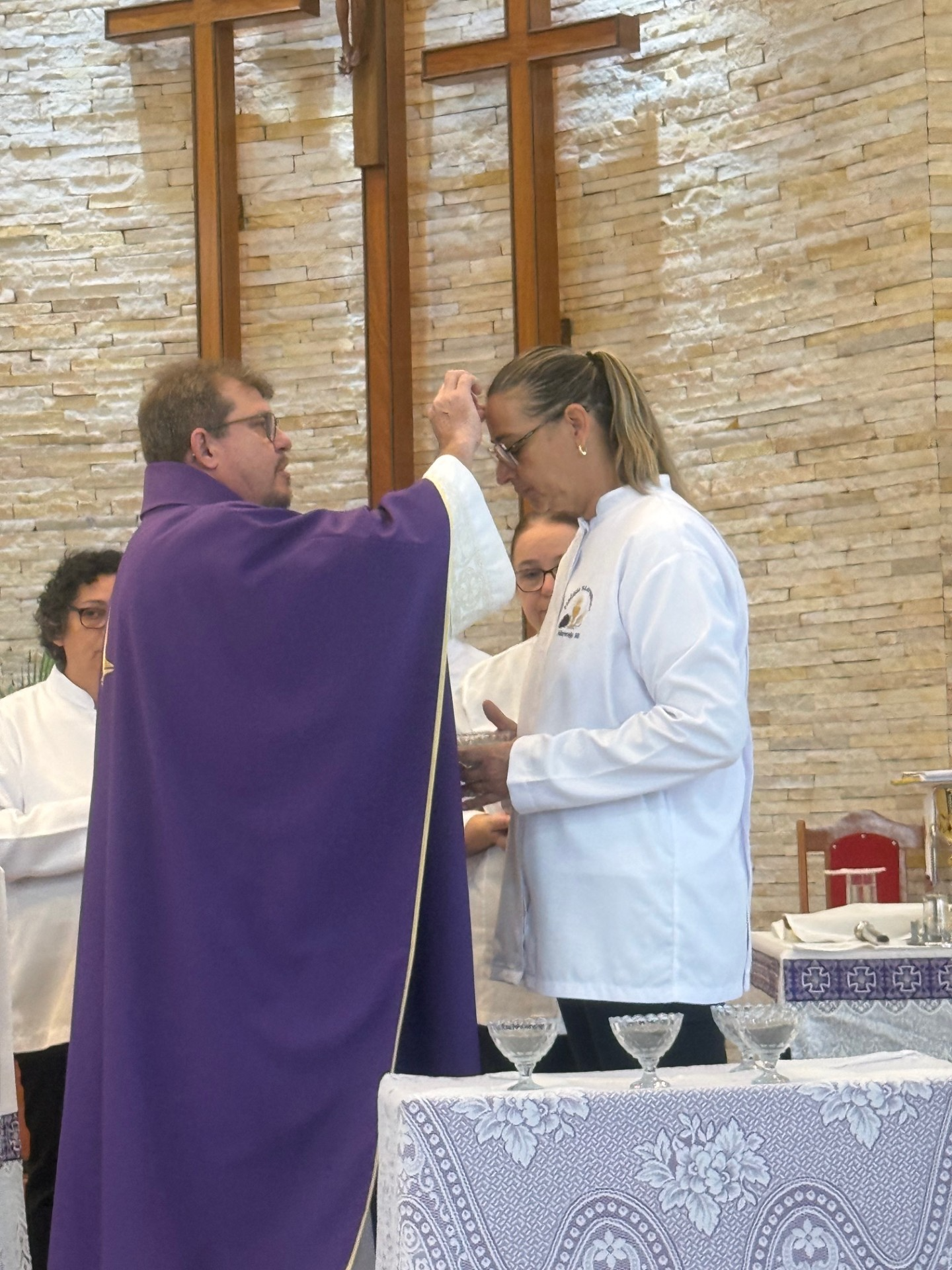 Padre J&uacute;nior durante a celebra&ccedil;&atilde;o na Par&oacute;quia Nossa Senhora Aparecida em Maracaju (Foto Hosana de Lourdes0