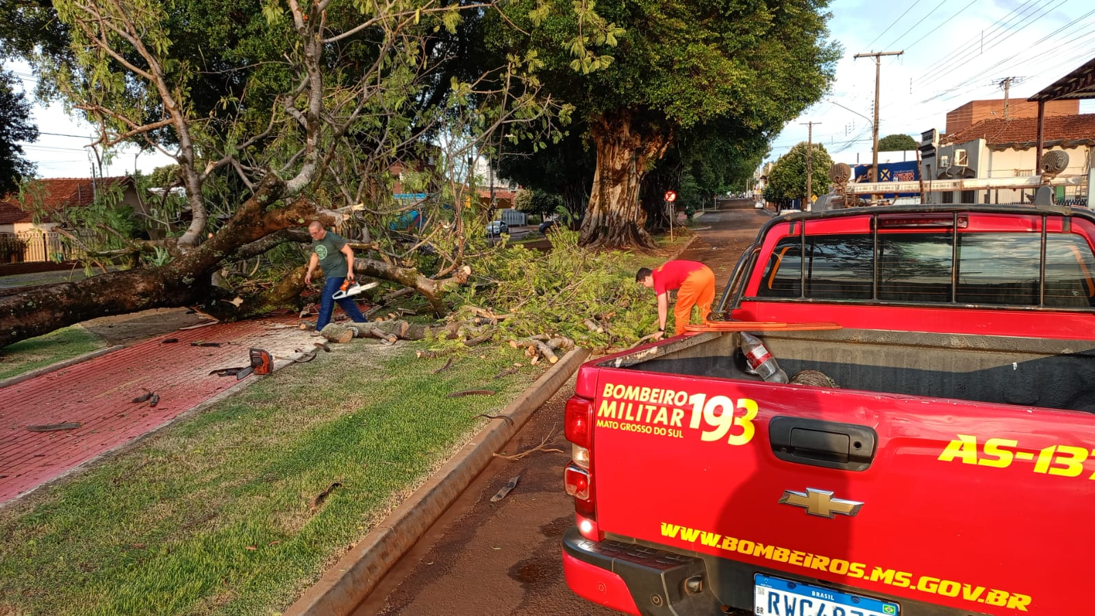 Corpo de Bombeiros atendendo as primeiras ocorrências