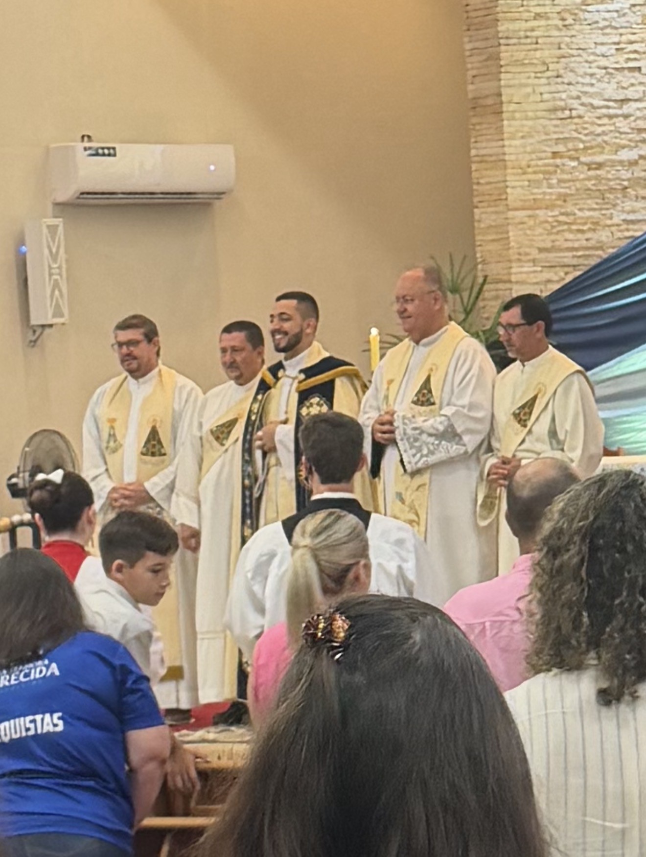 Padres Junior e Benjamim de Maracaju, Padre Mateus Teixeira de Navirai e diacono na celebração da Novena (Foto Hosana de Lourdes)