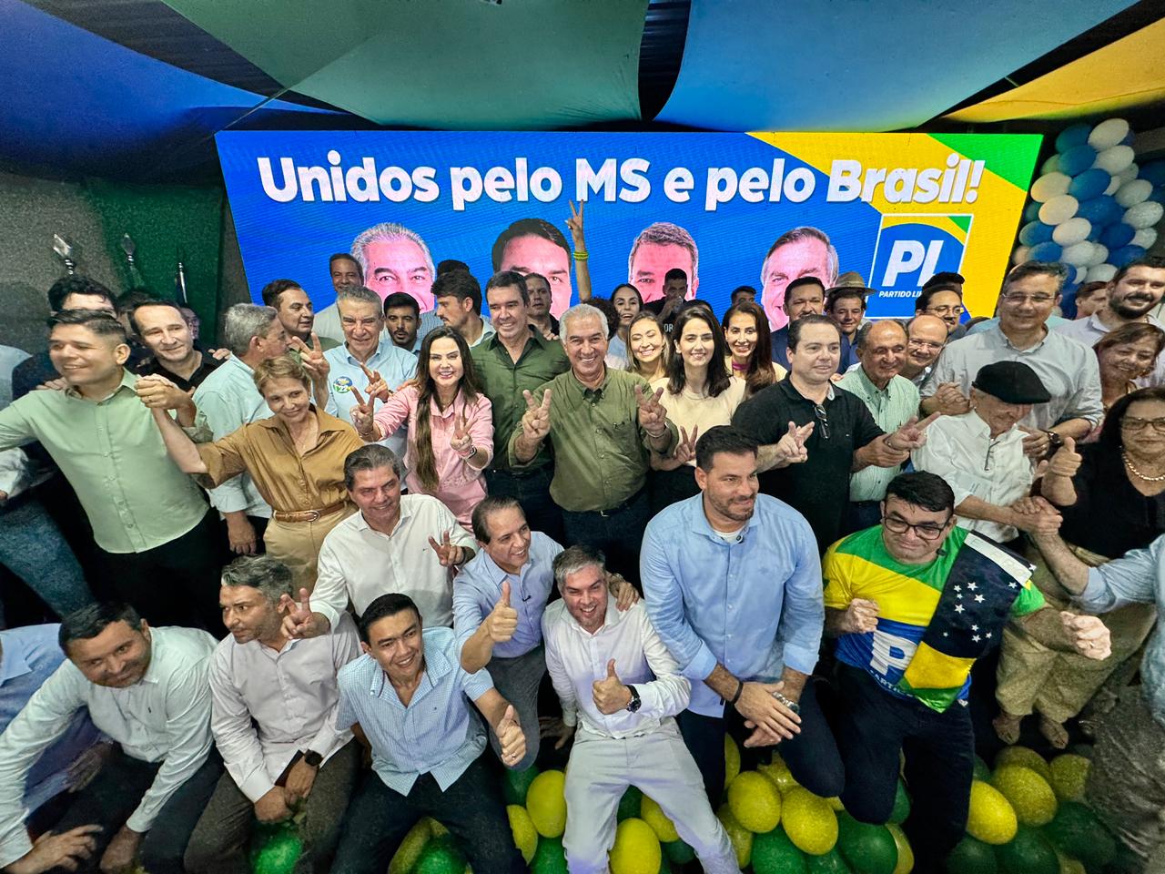 Reinaldo Azambuja na sede do PL com novos filiados    (Foto Assessoria)