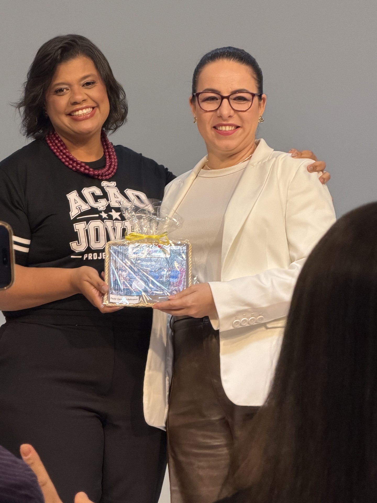 Secretária Leisa Barbosa e a administradora Paula durante a homenagem (Foto Hosana de Lourdes)