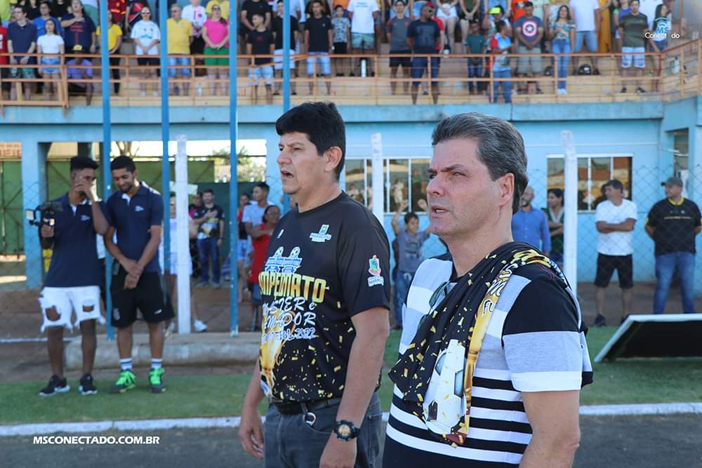 Prefeito e secretario durante a final de campeonato amador no Loucão - Assessoria