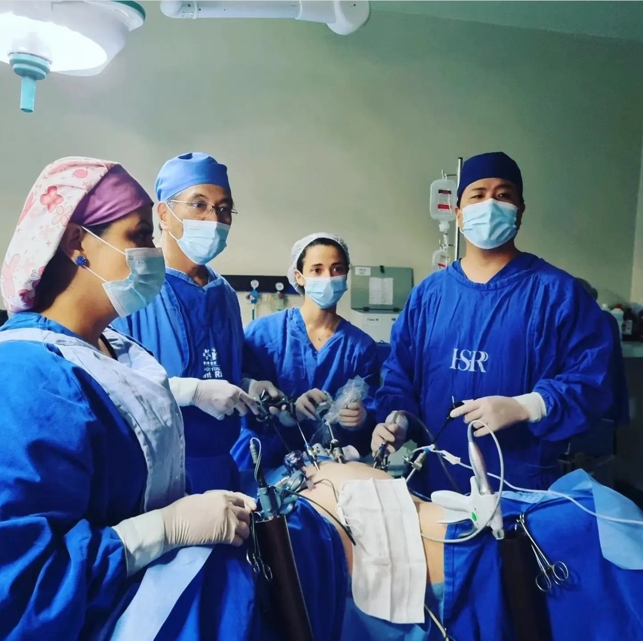 O médico Guilherme Shiraishi e sua equipe durante procedimento (Foto Assessoria)