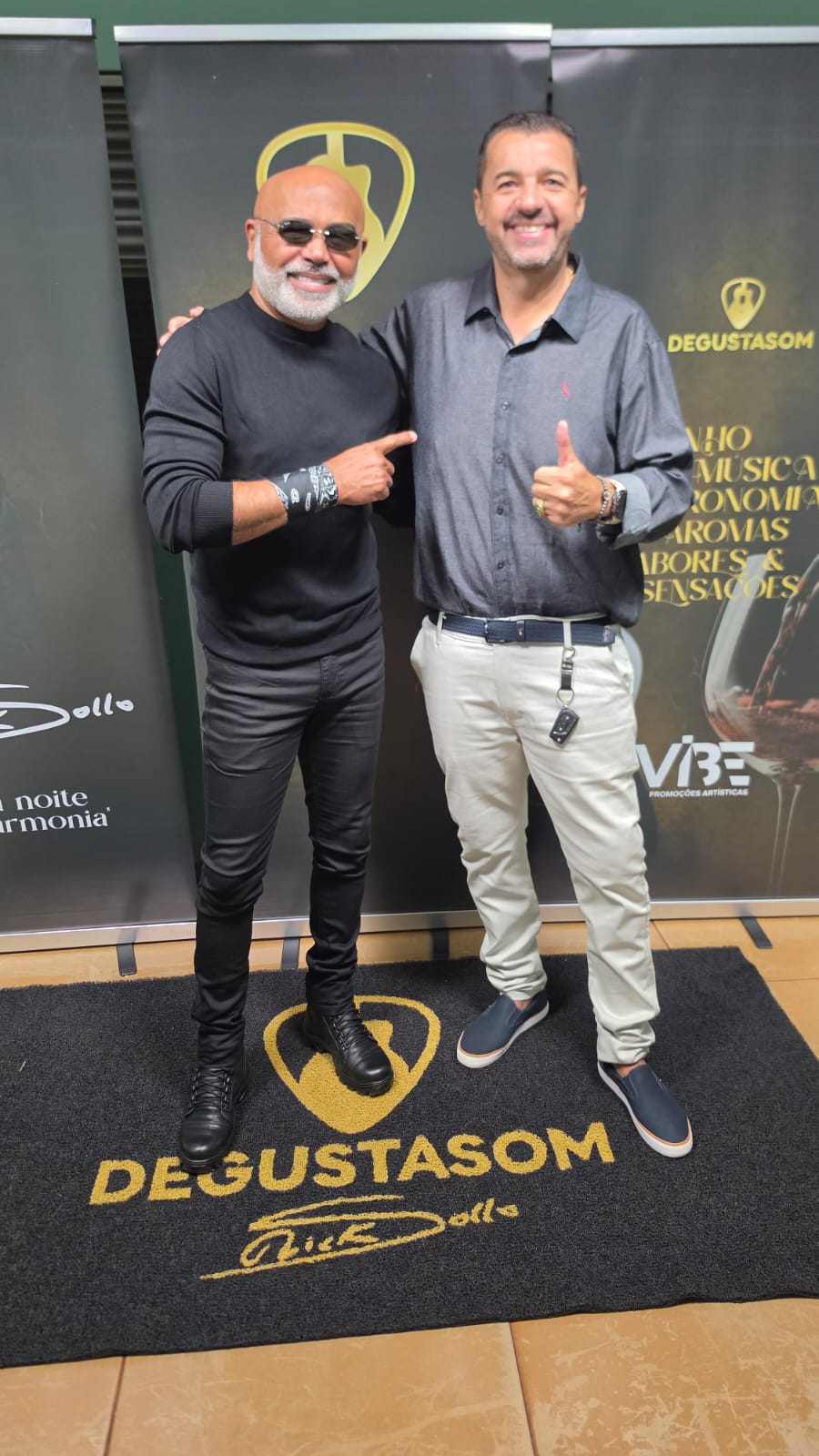 Empresário musical Onozor com cantor Rick quinta feira passada em Maracaju