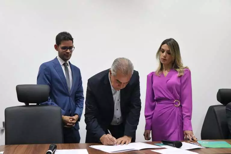 Reinaldo assina a posse para nova procuradora junto com Ana Carolina Ali Garcia, a procuradora-geral do Estado (Foto: Paulo Francis)