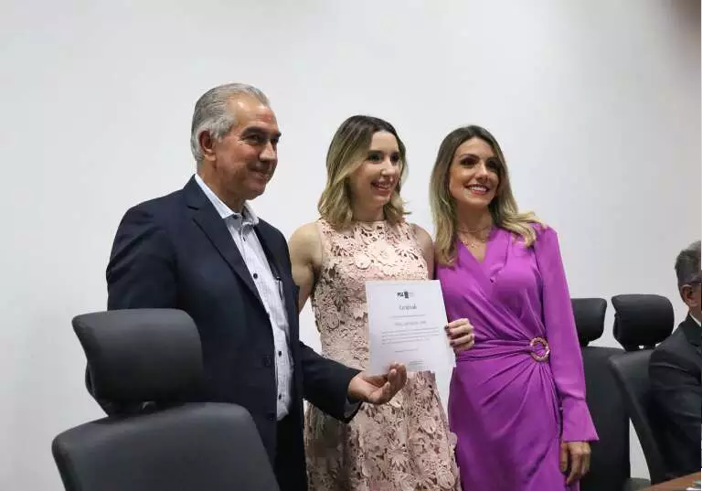 Reinaldo entrega diploma de posse para nova procuradora junto com Ana Carolina Ali Garcia, a procuradora-geral do Estado (Foto: Paulo Francis)