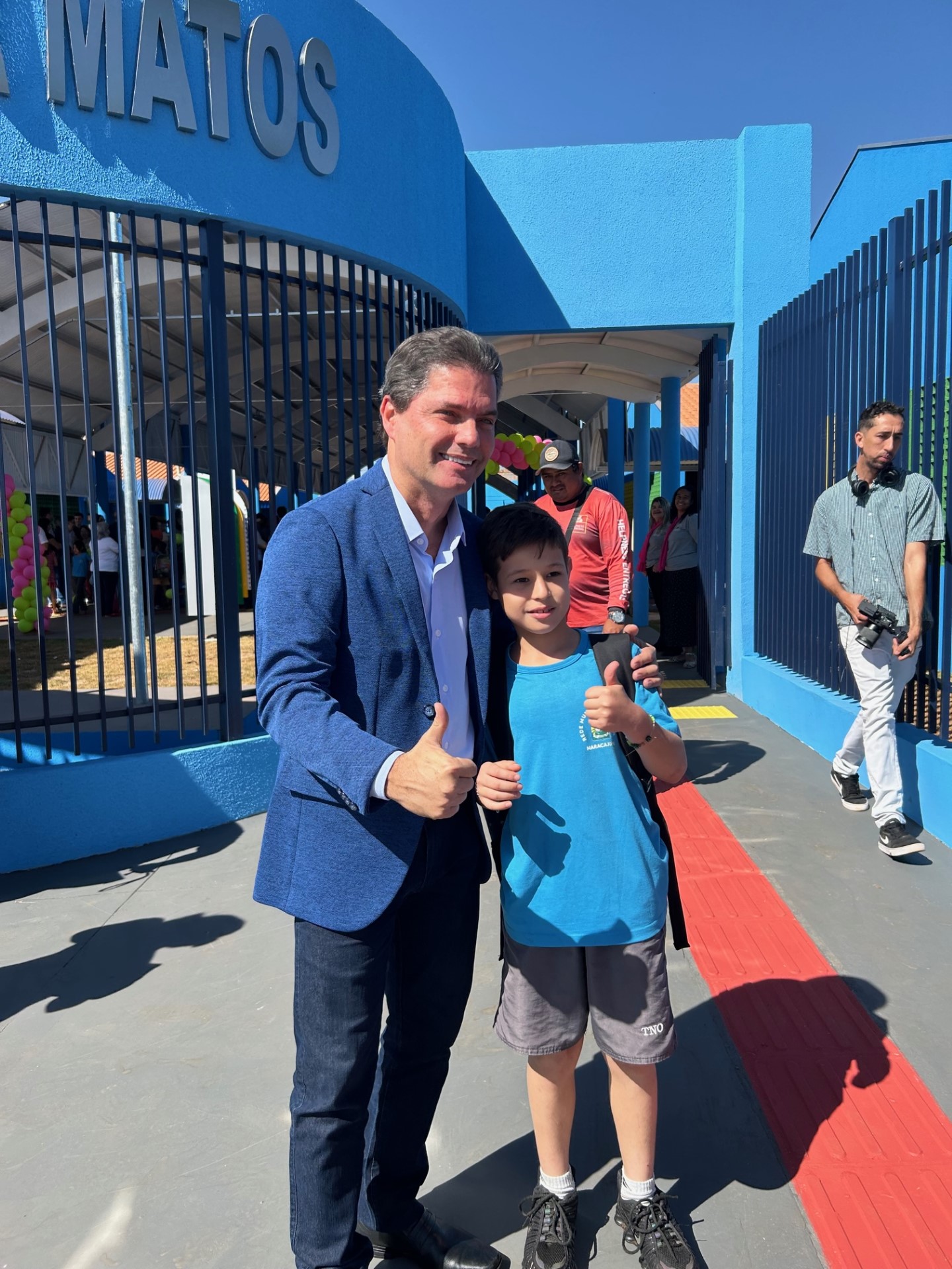 Prefeito Marcos Calderan  com aluno da escola - Foto Hosana de Lourdes