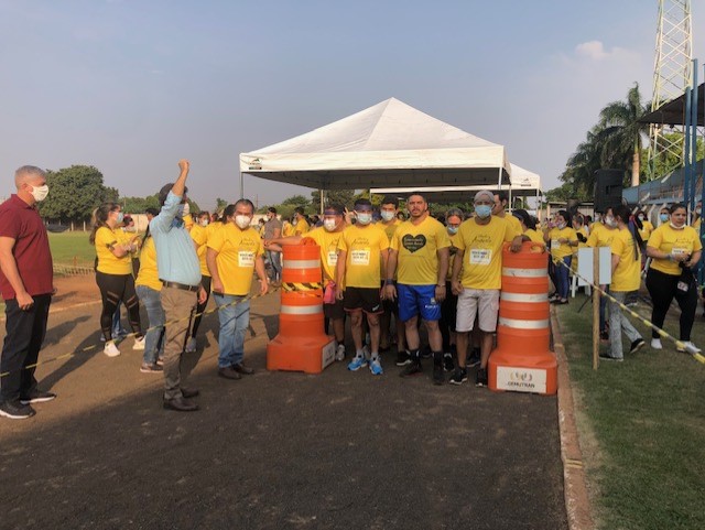 Prefeito Marcos Calderan sinalizando a largada para os primeiros participantes - Foto Hosana de Lourdes