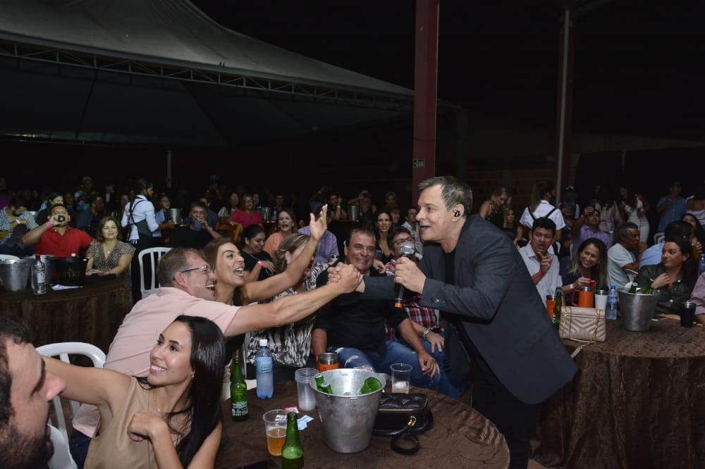 Cantor e compositor Alexandre durante show em Maracaju - tudodoms