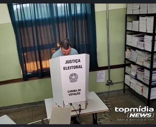 Governador Eduardo Riedel no momento da votação (reprodução internet_)