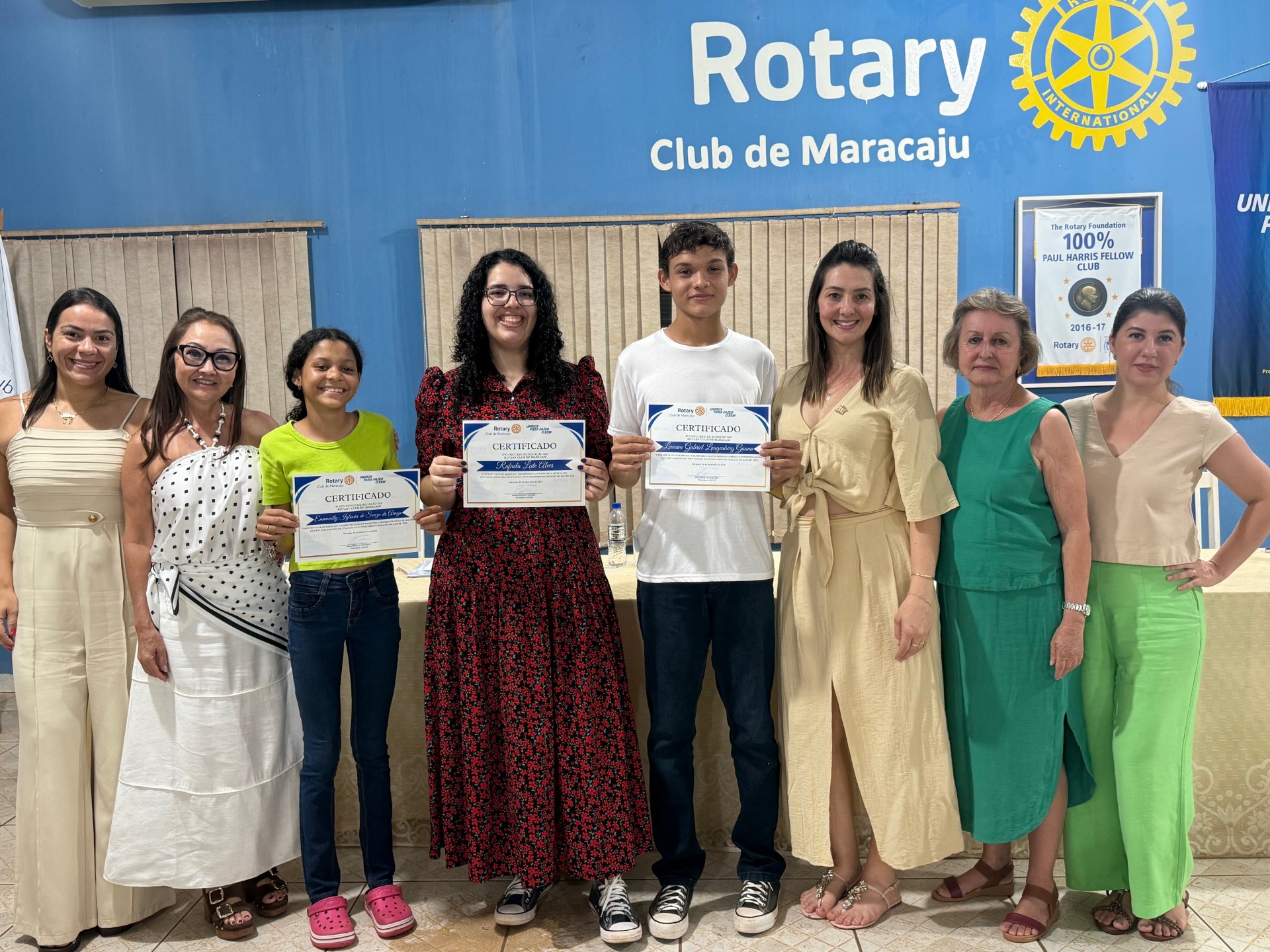Senhoras da Casa da Amizade e os vencedores (foto Hosana de LOurdes)
