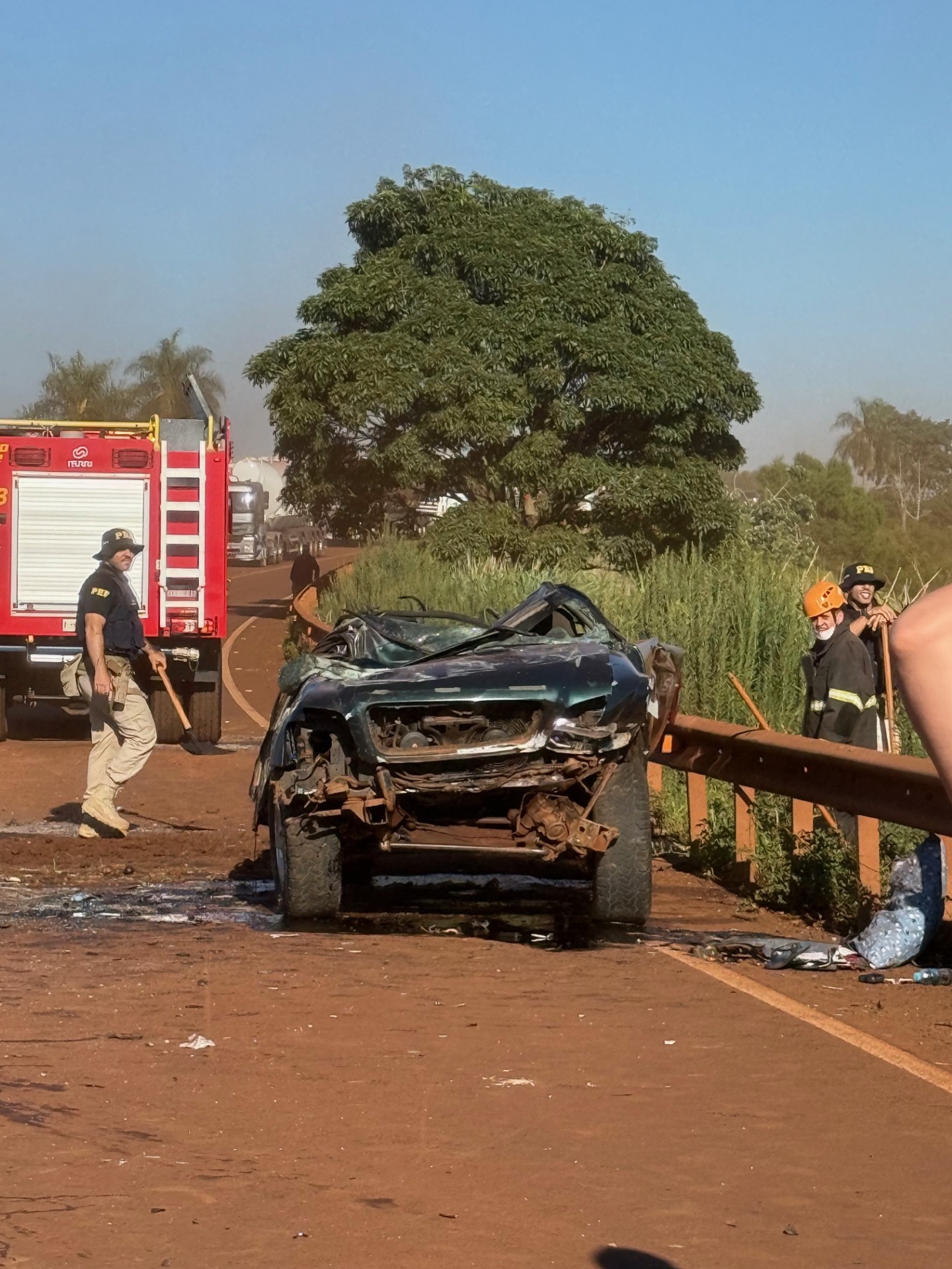 Camionete  totalmente destruída que já estava capotada na rodovia (Foto Hosana de Lourdes)