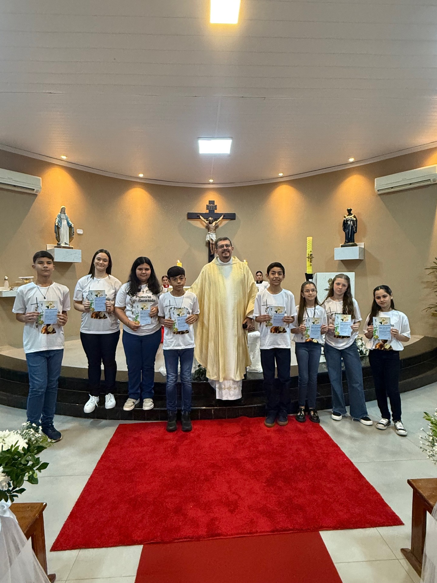 Padre Júnior e os adolescentes que fizeram a primeira comunhão (Foto Hosana de Lourdes)