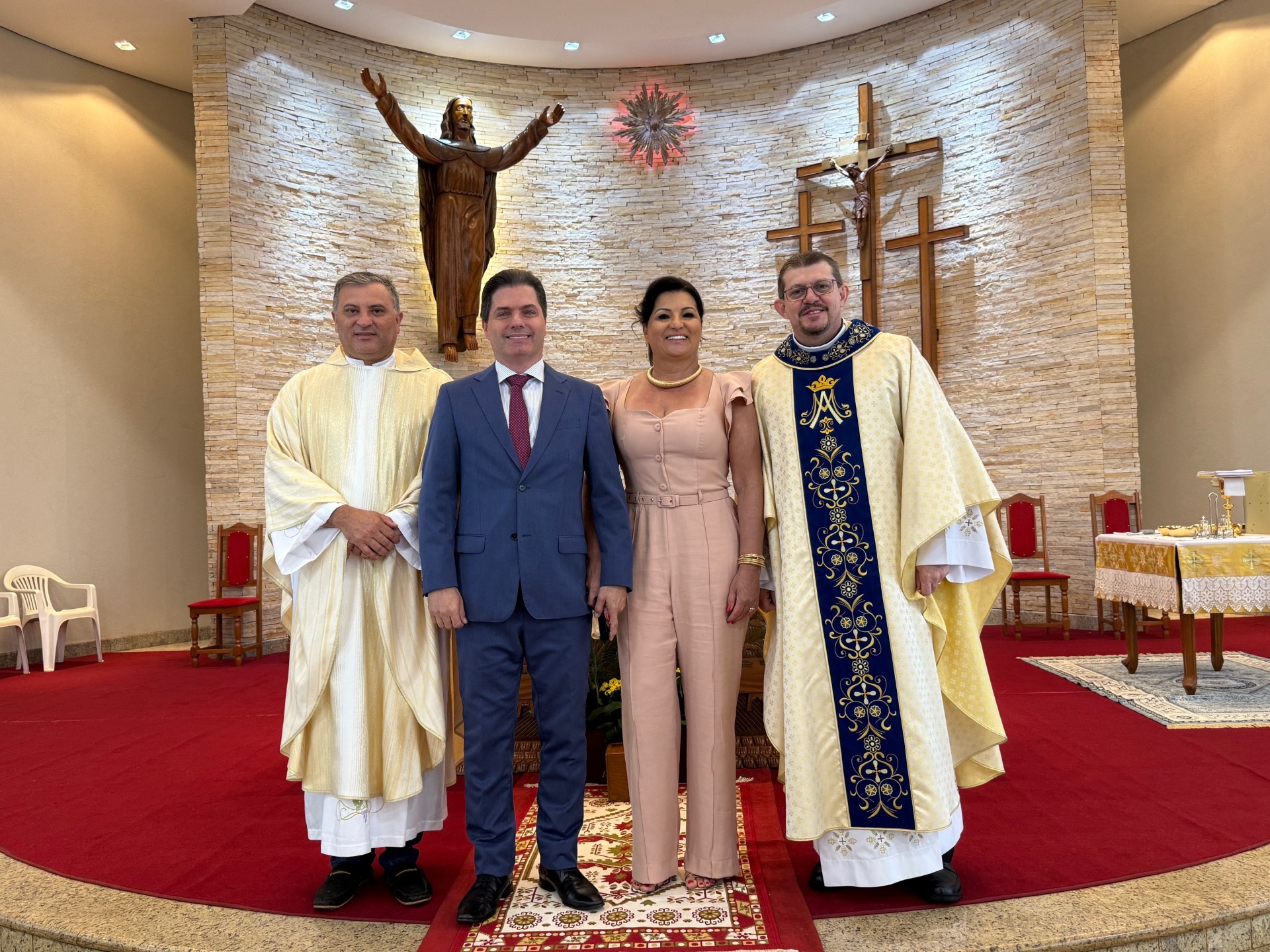 Prefeito Marcos Calderan e primeira dama Meire com padres Pedro e Júnior final da celebração de Ãção de Graças (hosana de Lourdes)