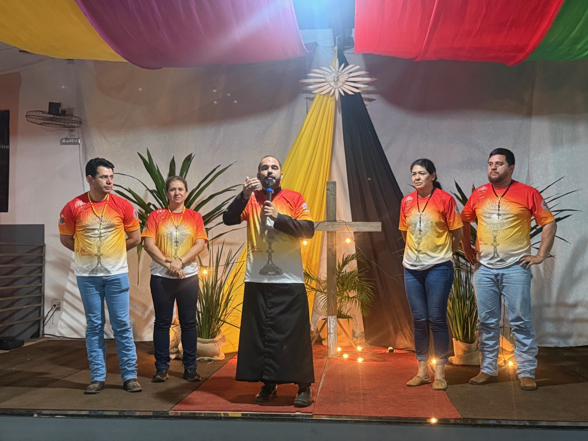 Padre Leonardo e os campistas testemunhos (Foto Hosana de Lourdes)