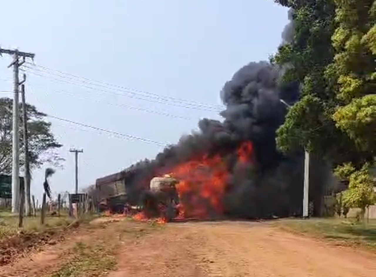 Caminhões em chama no trevo de Antonio João e Bela Vista (tudodoms)
