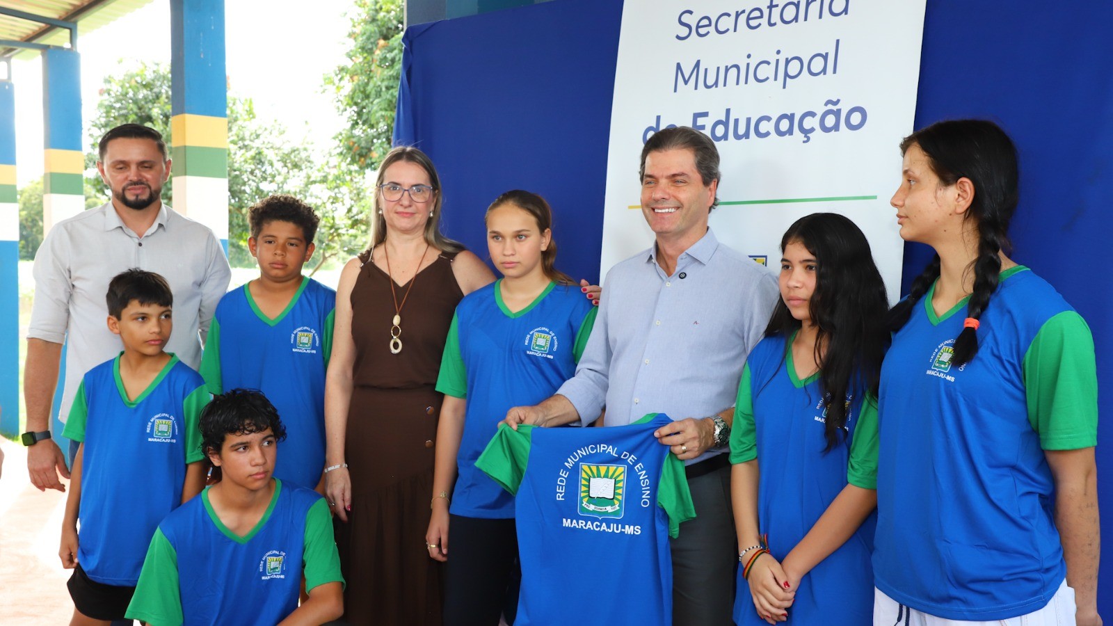 Prefeito Marcos Calderan e secretária Silvana Perosa durante a entrega de uniformes a REME